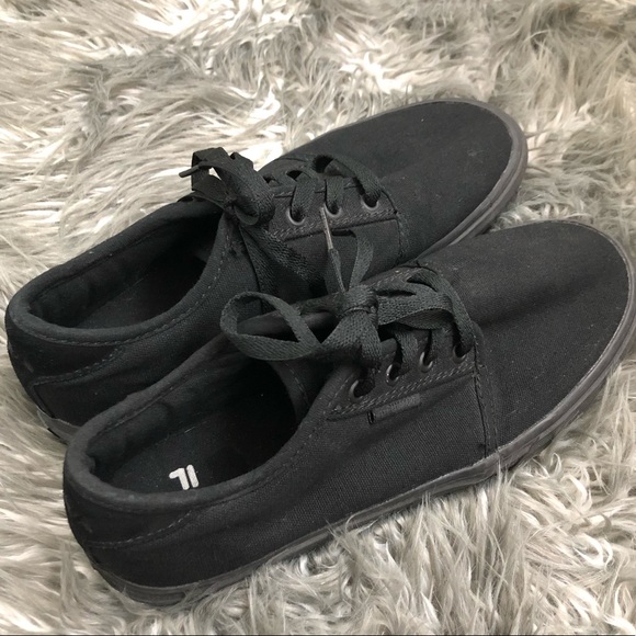 Black Fila shoes - Picture 2 of 6